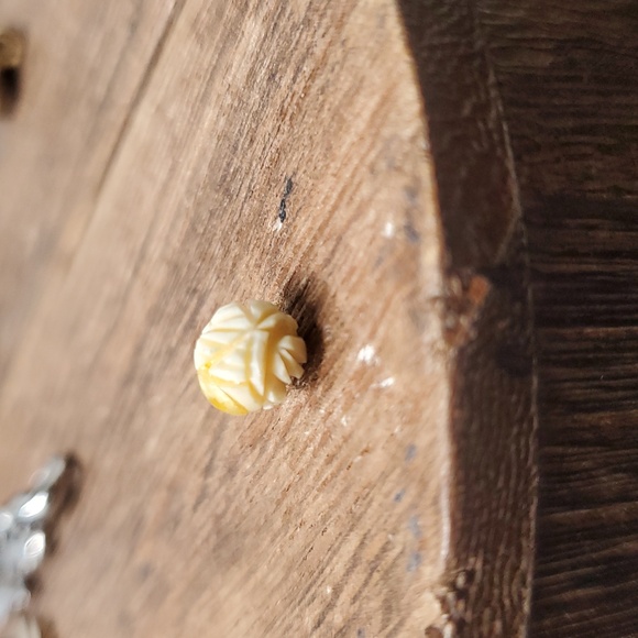 Cream and Yellow Carved Bead P278 - Picture 2 of 2